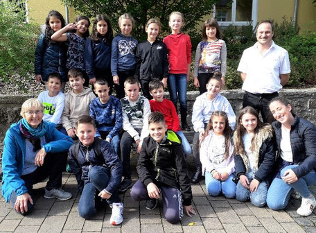 17 Diesterweg-Stipendiaten (links vorn: Christine Obert/ rechts hinten: Roland Sturm/ rechts vorn: Melanie Beles)