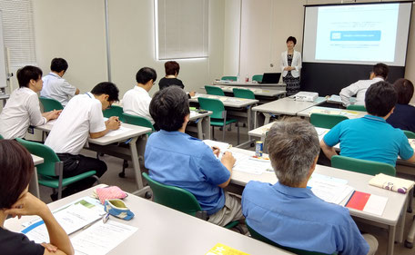 セミナー講師として登壇中の当事務所代表・高島