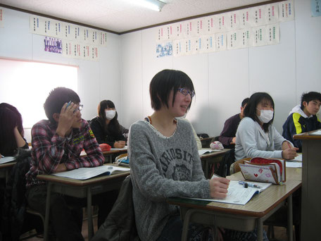 鴻鵠舎中学部の和やかな授業風景写真