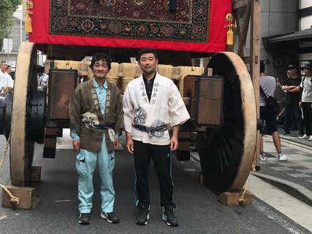 祇園祭の鶏鉾の長と(向かって右側が中村)