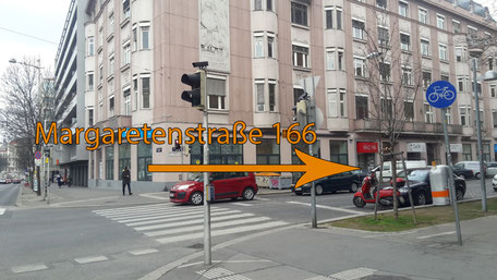 Ansicht der Kreuzung bei Margaretenstraße 166 mit Richtungshinweis zum Eingang