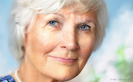 Seniorin, die in die Kamera blickt
