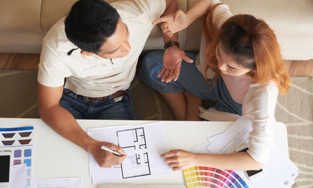 Gemeinsam ein Haus bauen ist für Paare die Erfüllung eines Traums – bietet aber auch viel Streitpotenzial. Wir geben Tipps, wie Sie diese stressige Zeit harmonisch überstehen. Foto: iStock/DragonImages