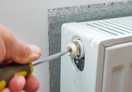 Je nach Heizkörper benötigt man entweder einen Schlitzschraubendreher oder einen speziellen Vierkant-Entlüftungsschlüssel. In wenigen Minuten lässt sich somit überflüssige Luft aus dem Radiator entfernen, Foto: shutterstock_1541811302