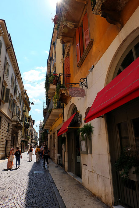 Kleine Gasse mit Geschäften in Verona Altstadt