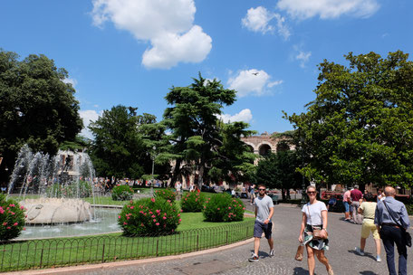 Piazza Bra mit Springbrunnen Fontana delle Alpi in Verona