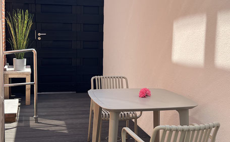 Terrasse Studio 3 mit Sitzplatz – ruhig und modern, ideal für zwei Personen - Strandloft Norderney Ferienwohnungen