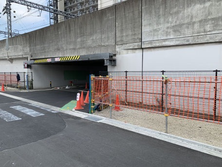 小田急線ガード下の車道