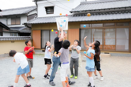 体を使ったゲームで英会話を楽しく学べます