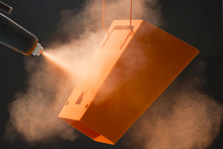 Pulverbeschichtung eines Metallteils mit orangenem Beschichtungspulver