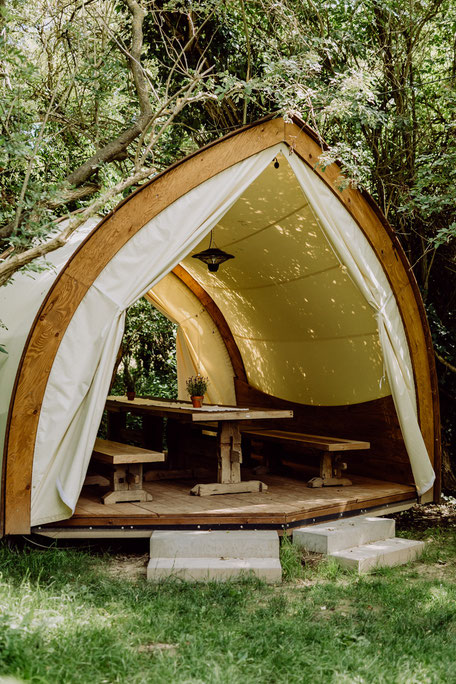 kleine Holzhütte im Garten einer Hochzeitslocation
