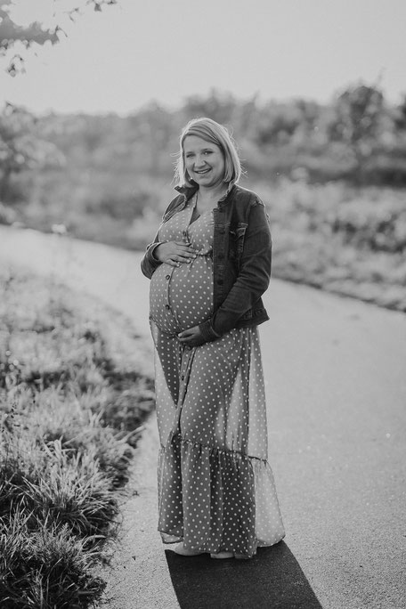 schwarzweiss Bild einer schwangeren Frau in einem gepunkteten Kleid