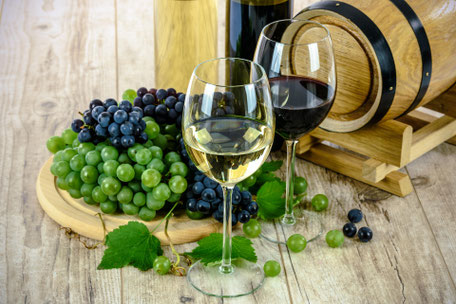 Zwei Gläser Wein, Weintrauben, Weinfässchen