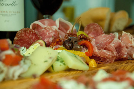 Antipasti, Schinken, Salami, Gemüse, Obst und Käse