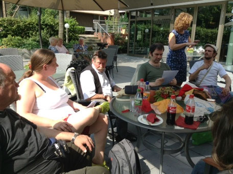 Internationales Hoffest im Franz v. Assisi Haus der Caritas zum Geburtstag von Franziskanerschwester Stefanie