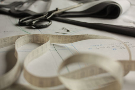 Zuschneidetisch im Modeatelier in Konstanz