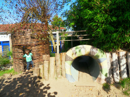 Junge im naturnahen Außengelände, Tunnel, Tipi