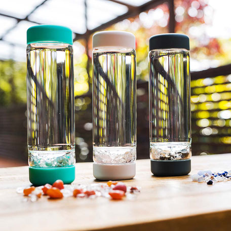 ViA Glasflaschen von Vita Juwel für Edelsteinwasser mit einer Edelsteinmischung