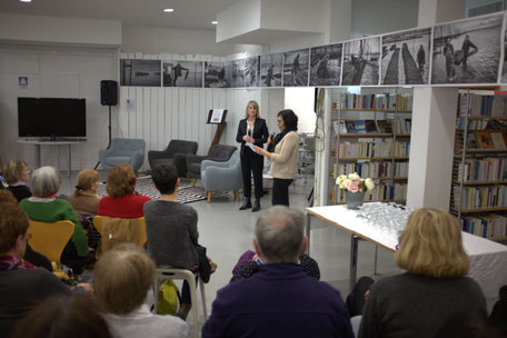 Chantal Picazo, directrice de la médiathèque présente la soirée dédiée à la Journée des Droits de la femme.