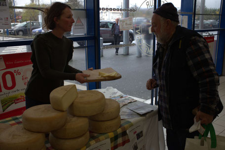 Isabelle Vacosait propose ses fromages d'estive à la dégustation, à l'invitation de l'Intermarché d'Andernos-les-Bains.