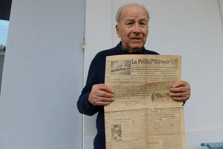 Jean Dazens a conservé un exemplaire du journal "La Petite Gironde" qui relate le tournage des extérieurs du film "Ceux du rivage", en partie tourné en 1943 à Gujan-Mestras. Photo M.M.