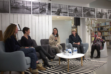 De gauche à droite: Isabelle Vacosait, éleveuse, la réalisatrice Laurence Fleury, Sylvie Latrille et Catherine Roux, ostréicultrices, Laura Duponchel, journaliste. Photos Pierre Duffour