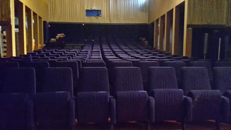 La salle de L'Oasis est dotée de 216 fauteuils bleu outremer, fabriqués à Mussidan (24)