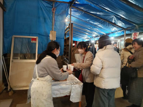 地域女性による甘酒接待。