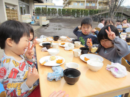 「空の下でお給食！」