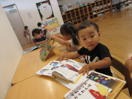 大好きな絵本で電車のお勉強中・・・