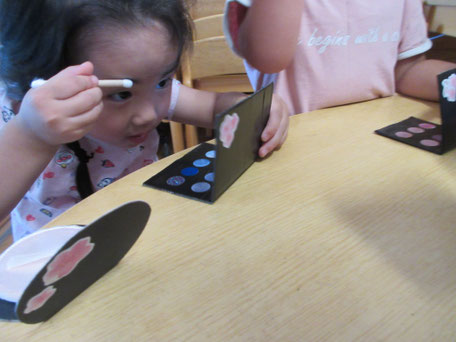 「ママのまねっこ（お化粧）」