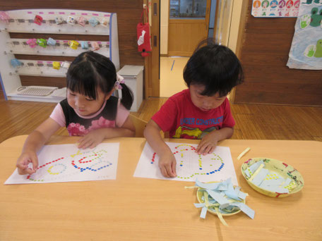 「上手にシール貼れるんだ！」