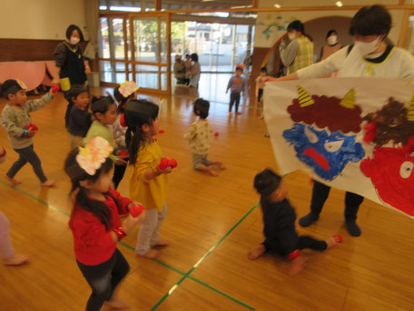 「オニは～そと～！！」