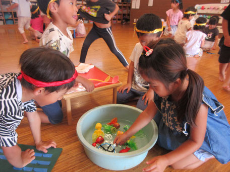 金魚すくい屋さん「そーっとすくってくださいね」