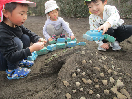 「こっちはおだんご山!こつちは葉っぱ山!」