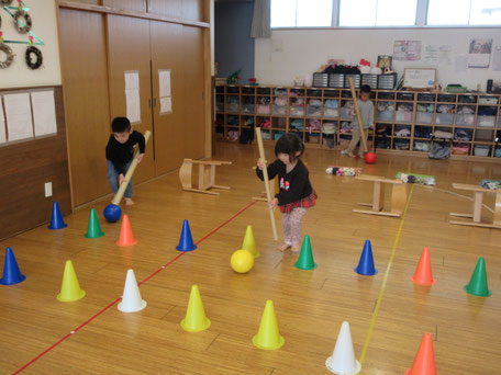 「ぶつからないようにボールを運ぶよ」