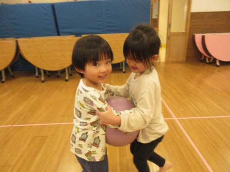 「落とさないようにボールを運ぶよ」