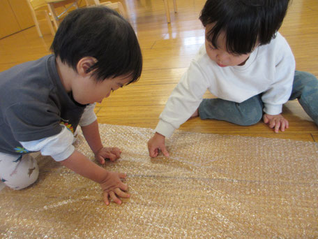 「プチプチプチ　音がするね」