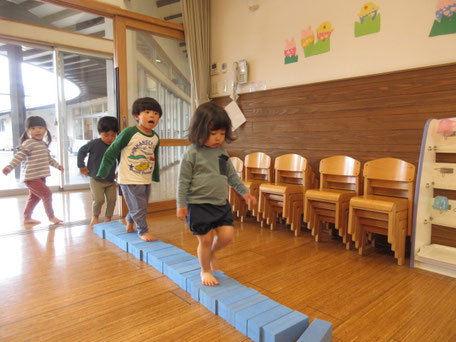 「おちないよ～に そ～っと そ～っと」