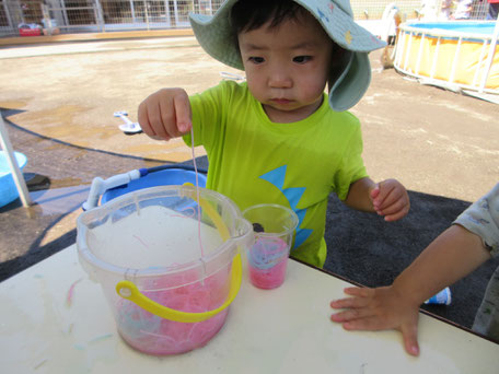 「ピンクの麺って珍しいな」