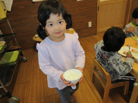 「ゆっくり　こぼさないように　はこぶよ」