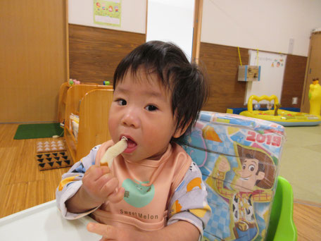 「じょうずに たべるところ みててね」