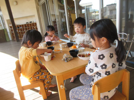 「テラスで食べると きもちいいね！」