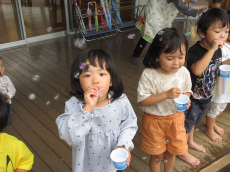 シャボン玉　とんだ～！