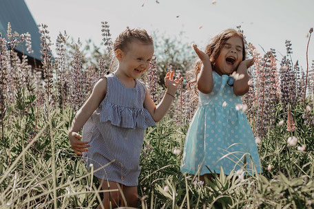 Zwei Kinder spielen, lachen, Lebensfreude