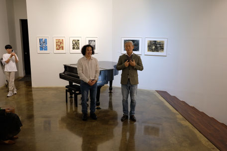 Galerie/Museumsdirektor Mr Yoo bei der Eröffnungsrede mit Kurator Kim Jung-Hyun