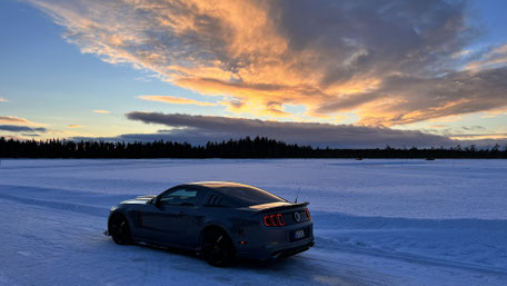 Ford Mustang im Abendlicht auf gefrorenem See