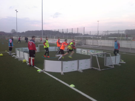 im Soccer-Ei Seniorentraining Umschaltspiel auf engstem raum