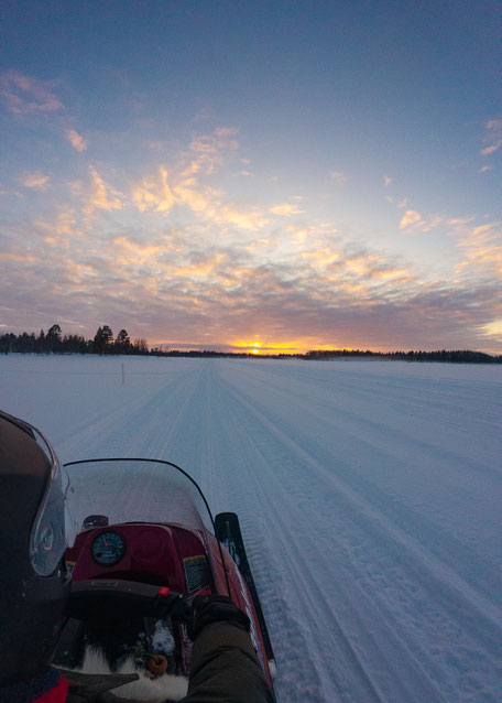 ROAD TRIP EN LAPONIE. TOP 10 DES ACTIVITE A FAIRE EN LAPONIE, MOTONEIGE AVEC OU SANS GUIDE, INFOS ET CONSEILS. www.missaventure.com  roadtrip, outdoor adventures and photography.