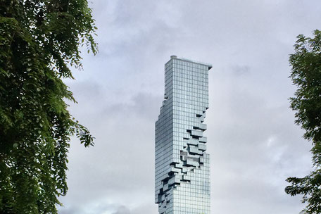 Foto: Hochhaus-Turm, Fassade unregelmaessig, Symbol fuer verrueckte Idee